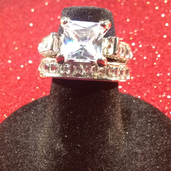Jewelry - GORGEOUS EMERALD WEDDING SET